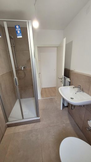 Newly renovated 2-room apartment with fitted kitchen in central Ansbach – Badezimmer 2