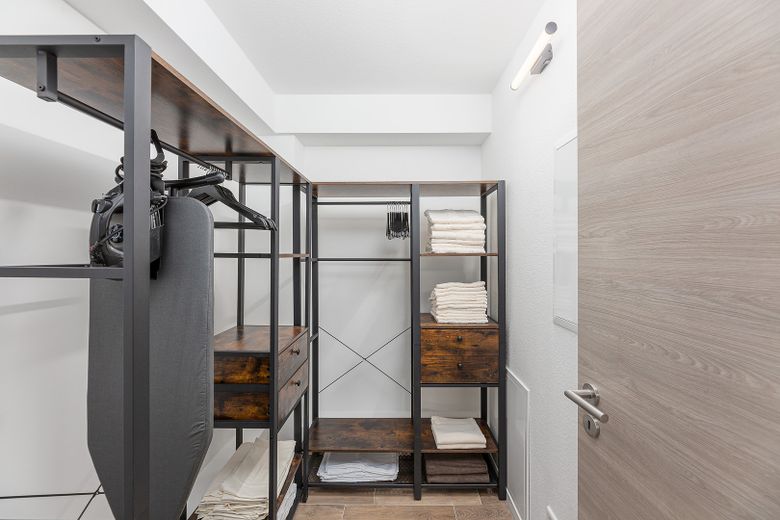 Neubau: vollmöblierte Businessapartments mit Panoramablick – Apartment 6 Ankleidezimmer