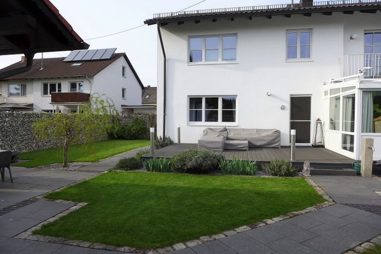 Beste Wohnlage und hochwertige Ausstattung, Garten Süd-West Ausrichtung mit Pool – Hausansicht Süd-West