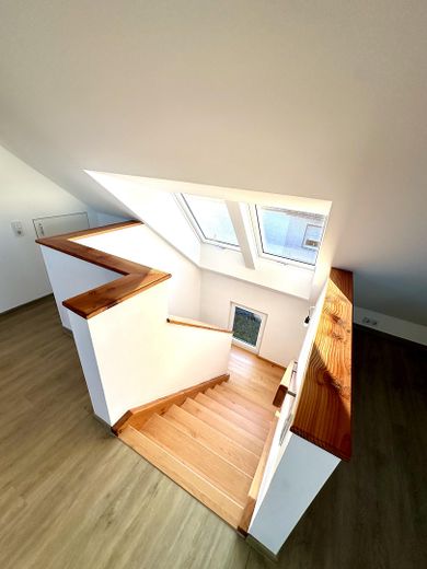 Hochwertig sanierte 4-Zimmer-Maisonette | 110 m² | 2 Bäder | Balkon | ruhige Lage an den Mainwiesen – Treppe DG/OG