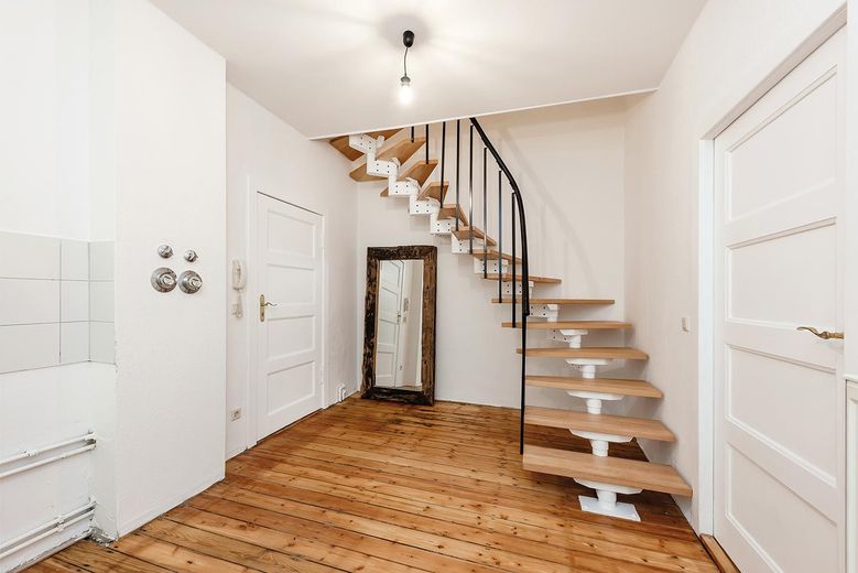Auguststraße 89 - Sessiz bir iç avluda bulunan, hemen taşınılmaya hazır dubleks daire – 05_Maisonette_Treppe_Erdgescho