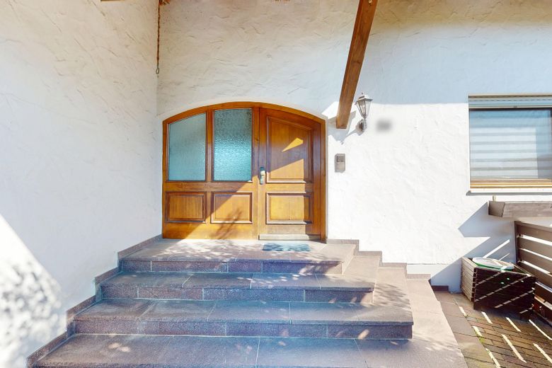 Appartamento modernizzato di 5 locali al piano terra con grande giardino, piscina e accesso diretto al garage – Eingangsbereich
