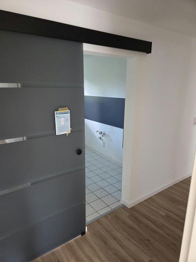 Amplio apartamento de 4 habitaciones en una zona tranquila – Blick in Küche