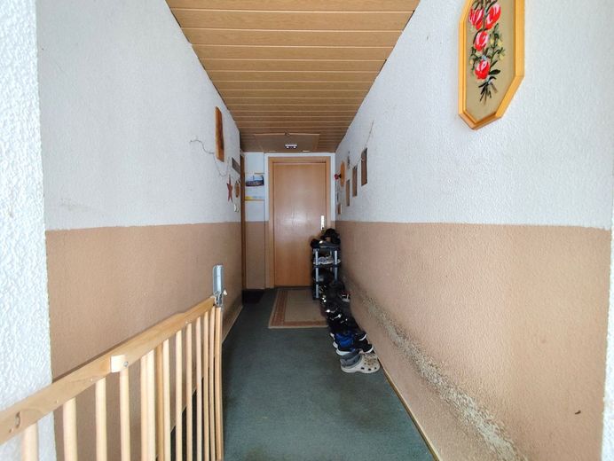 Exzellente Kapitalanlage mit Historie und stabiler Rendite: Vollvermietetes Mehrfamilienhaus in 96528 Frankenblick-Rauenstein! – Eingangsbereich_Flur Wohnungen DG