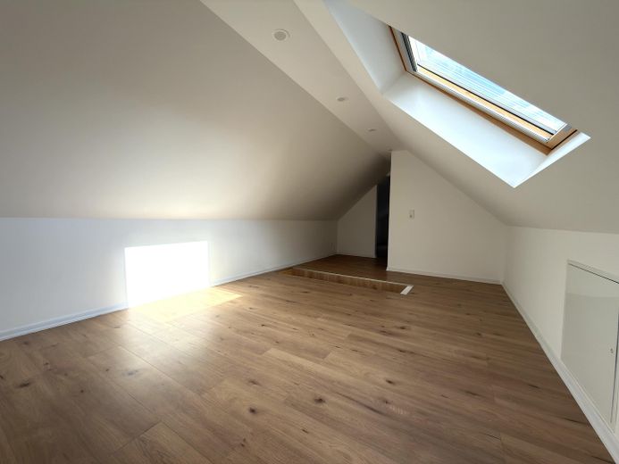 Hochwertiges, kernsaniertes, bezugsfertiges Zweifamilienhaus – Energieklasse A – DG Zimmer 1