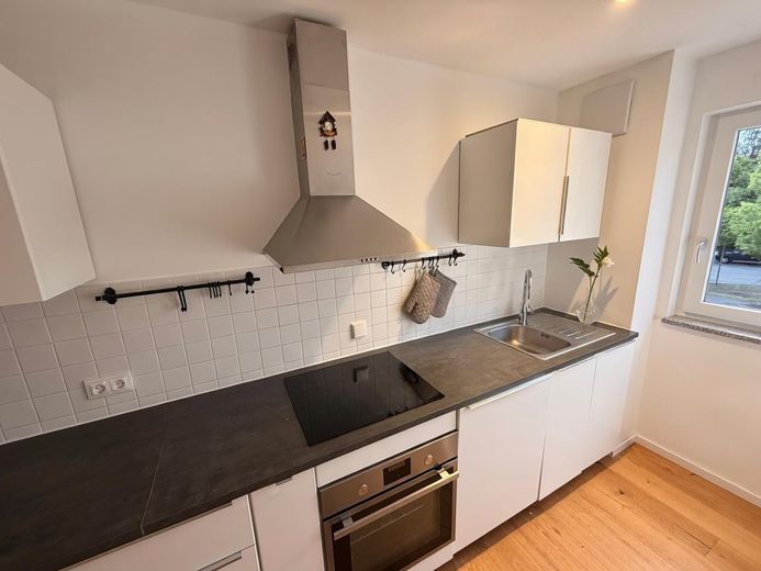 Provisionsfrei: Lichtdurchflutete 4-Zi.-Wohnung, moderner EBK & Loggia nahe U-Bahn / Panzerwiese – Küche
