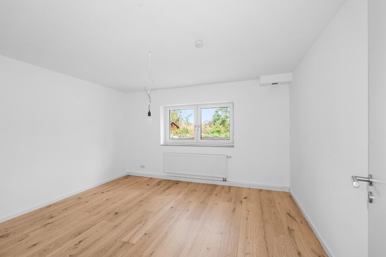 Hochwertig sanierte 3-Zimmer-EG-Wohnung mit Terrasse, Garten und 2 Stellplätzen – Zimmer zur Ostseite