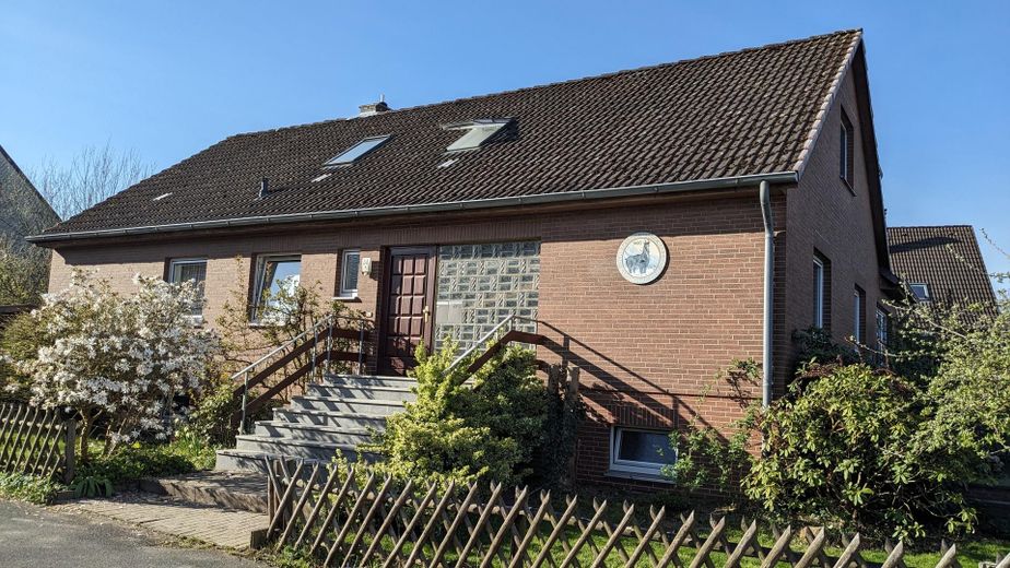 Freistehendes EFH mit Einliegerwohnung, Doppelgarage & großem Grundstück – Nord-Ansicht