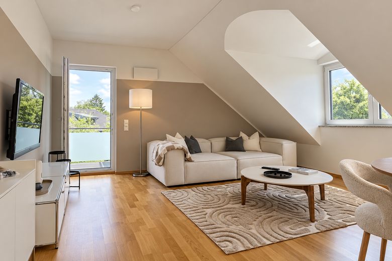 Penthouse mit Einbauküche – Wohnzimmer
