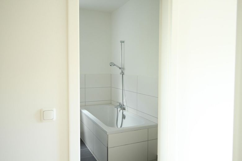 Freistehendes EFH mit Fernblick – Energieklasse B, PV und 2 Einliegerwohnungen – Badezimmer Eltern