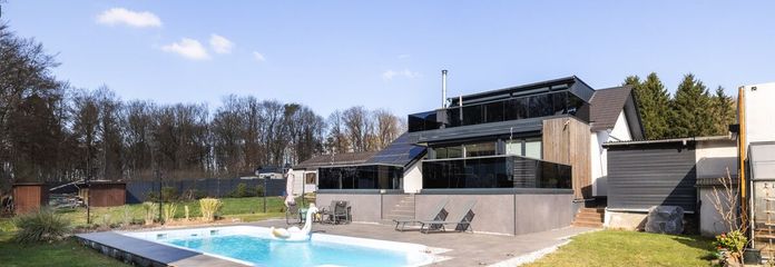 Blick aus dem Garten auf den Pool