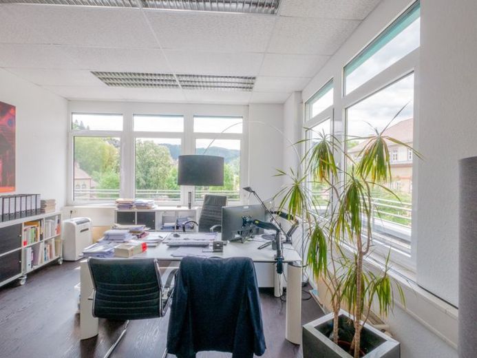 Helle Büroeinheit in modernem Gewerbegebäude zu vermieten! – फोटो 1