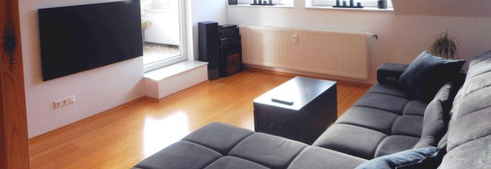 Helle voll möblierte Maisonette-Wohnung auf 2 Ebenen in ruhiger Lage in Hamburg-Eidelstedt – Wohnzimmer, Blick zur Loggia