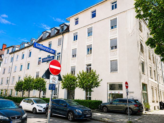 Kamienica w stylu secesyjnym w monachijskiej dzielnicy Westend: gotowa do zamieszkania i położona od strony spokojnego wewnętrznego dziedzińca – Hausansicht