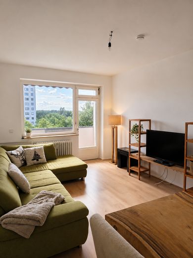 Hochwertig modernisierte 3-Zimmer-Wohnung mit Westbalkon und Weitblick - maklerfrei – Wohnzimmer