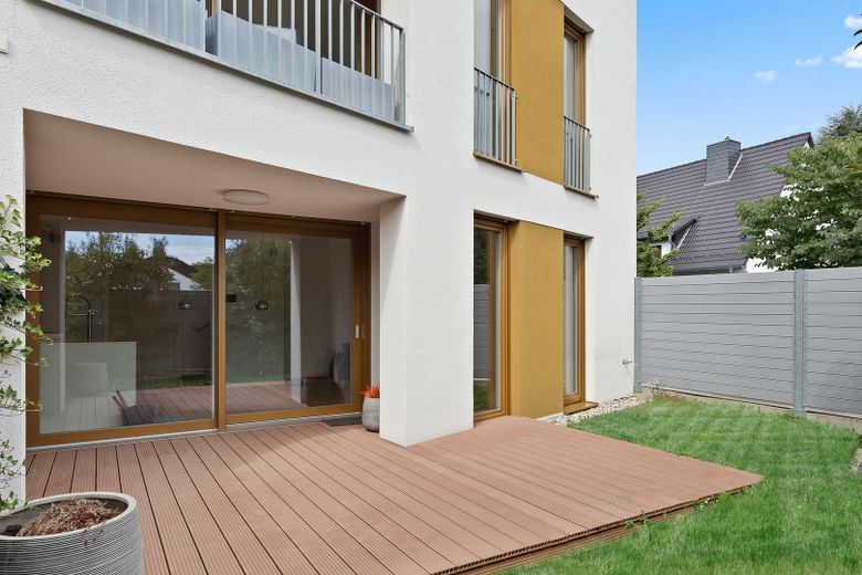 Exklusives Einfamilienhaus mit hochwertiger Ausstattung, 2 PKW Stellplätzen und kleinem Garten – Terrasse EG mit Gartenanteil