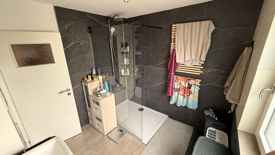 Klimatisiertes Raumwunder: Renovierte 4-Zimmer-Wohnung mit 2 Balkonen & 2 Garagen – Bad 2/2