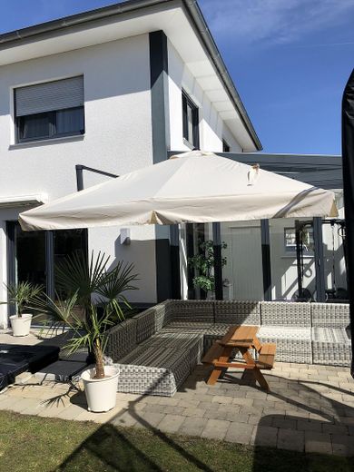 Modernes Einfamilienhaus mit Wintergarten, Doppelgarage und liebevoll angelegtem Garten in Schwendi – Terasse