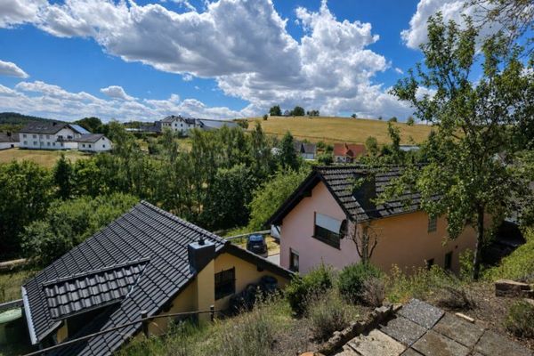 Wohnhaus mit Ausbauhaus, 2 Garagen und 2.842 m² Grundstück – vielseitiges Anwesen in Plütscheid