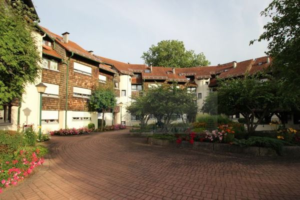 Vivir en el centro junto al parque - piso dúplex de 2 habitaciones en el ático con balcón soleado y plaza en garaje subterráneo en el corazón de Bad Dürrheim!