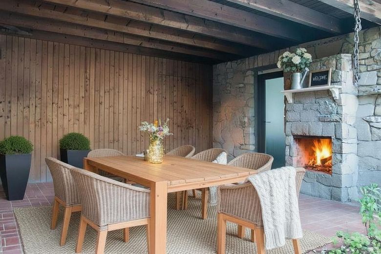 Sitzplatz mit Natursteinkamin