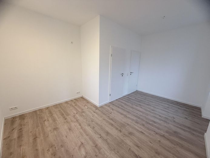 Frisch sanierte 2-Raum-Wohnung mit Einbauküche, Bad mit Wanne,  & Carport-Stellplatz – Schlafzimmer