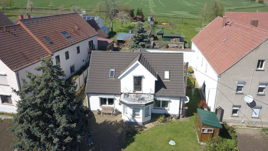 Charmantes Einfamilienhaus mit Garten – Ihr neues Zuhause in Liebschützberg-Clanzschwitz – Luftbild