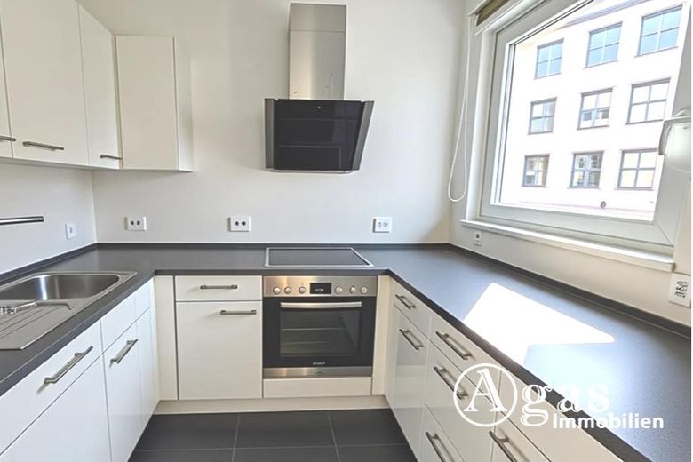 Helle vermietete 2-Zimmer-Wohnung mit Aufzug und Balkon in Berlin Charlottenburg zum Verkauf – moderne Küche