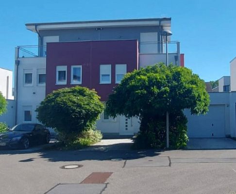Schöne helle moderne Doppelhaushälfte mit Südgarten.