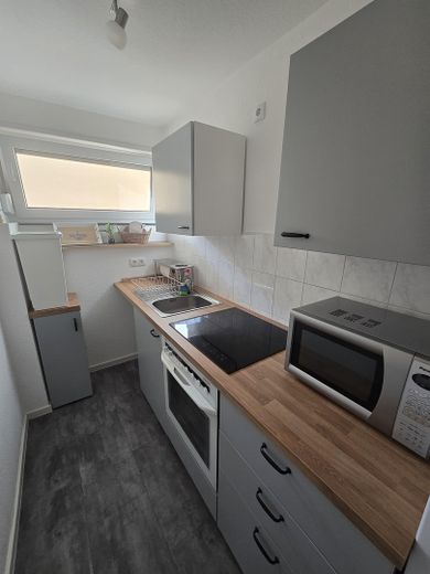 1 ZKB mit Balkon, ruhige Lage, EG-Hochparterre – Küchenraum mit Fenster