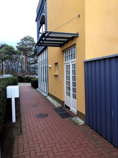 Ferienwohnung 1. Reihe mit 21,8 m² Terrasse – belegte Einnahmen, provisionsfrei – Eingang