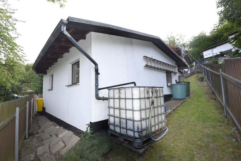 Mały dom jednorodzinny w stylu bungalow – Garage Rückseite 