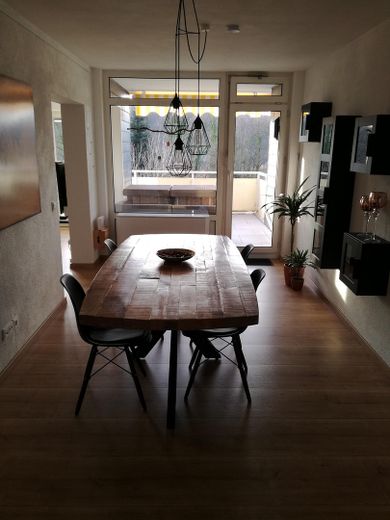 Spacious 4-room apartment with 2 bathrooms, balcony & garage, and an incredible view – Esszimer