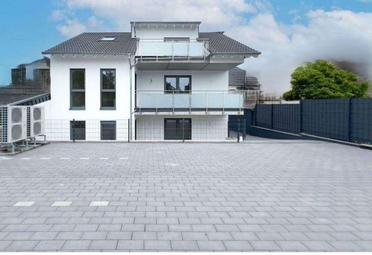 Rückwärtige Ansicht,Parkplätze