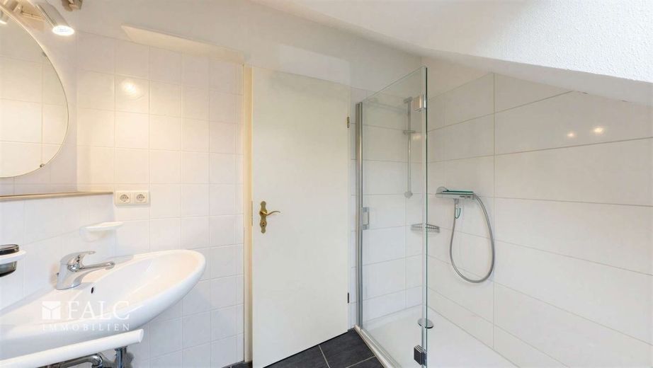 2-kamerappartement met balkon, parkeerplaats en kelder - perfect voor singles of 2 personen – Bad mit Dusche