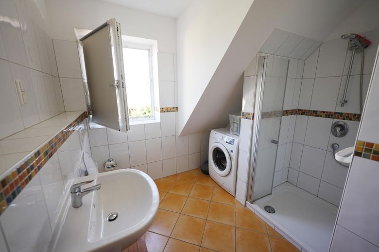 Flexibles Ostseehaus in Karlshagen – Wohnen und Ferienvermietung unter einem Dach – Badezimmer OG
