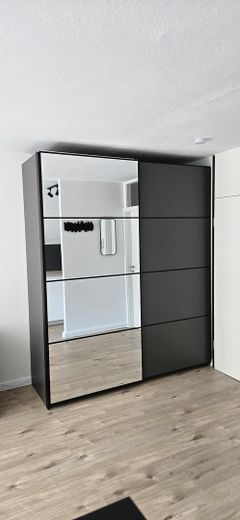 Modernisiertes 1-Zimmer-Apartment in Köln-Junkersdorf, SpoHo-nah – Kleiderschrank