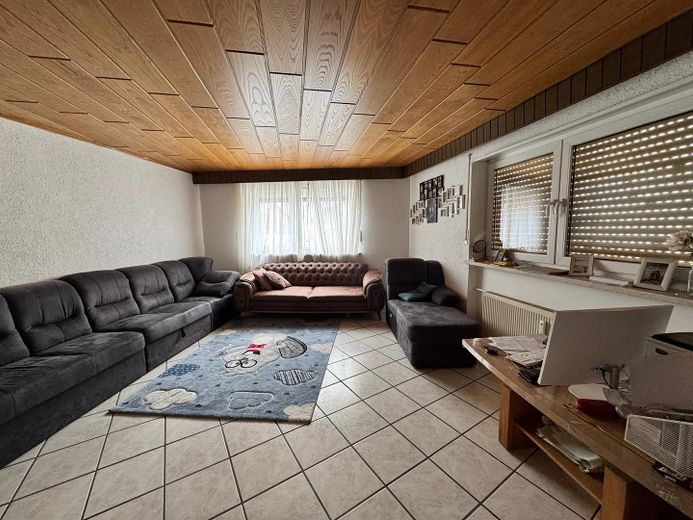 Großzügige Maisonette-Wohnung mit 136 m² Wohnfläche, Kamin, Balkon und Innenhof – Wohnzimmer