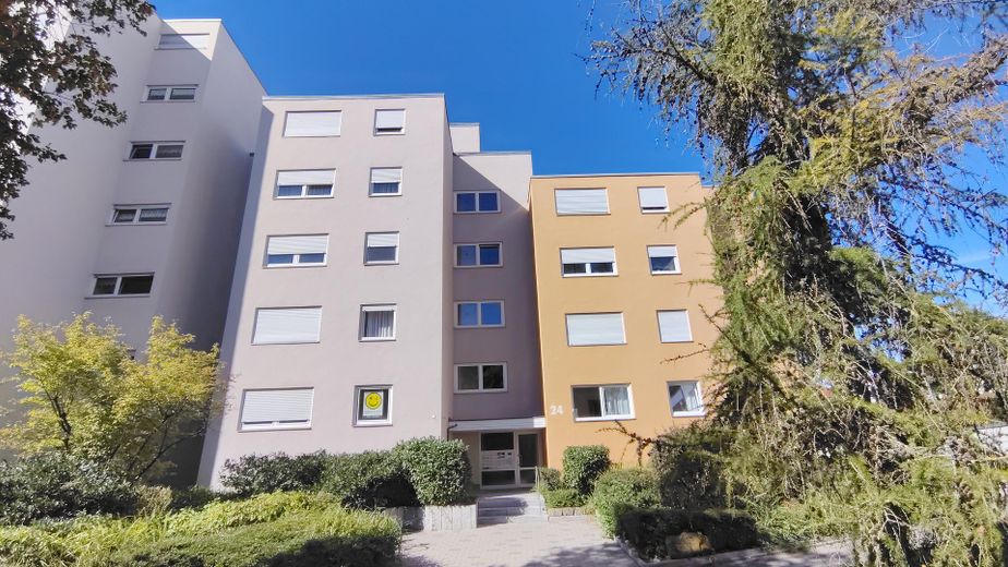 Kapitalanlage: vermietete 3,5-Zi.-Wohnung, 94 m², TG, 4,36 % Rendite – Außenansicht Eingangsbereich. 
