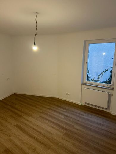 Şirin avlu içi eski bina – Schlafzimmer