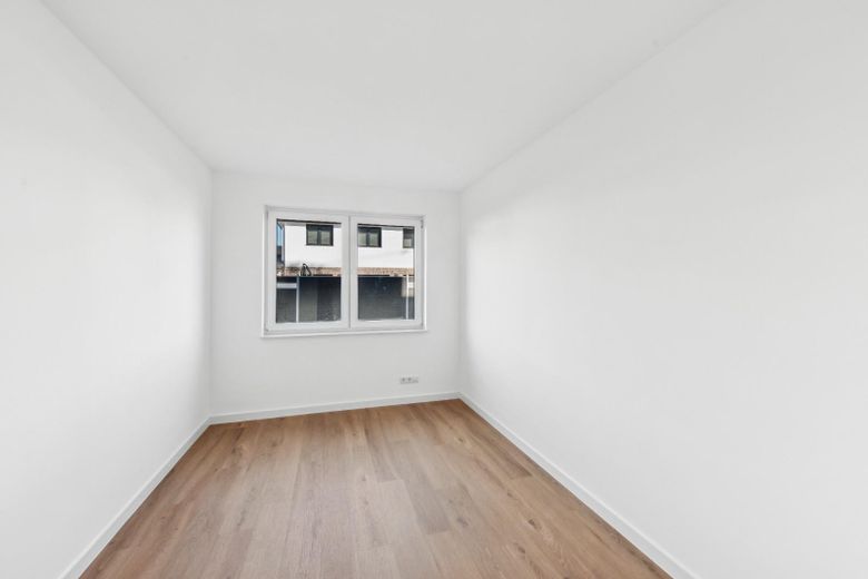 Stillvolle 4-Zimmer EG Neubauwohnung KFW 40 (Wärmep.+PV) mit Terrasse, Garten, Parkplatz – Kind 1