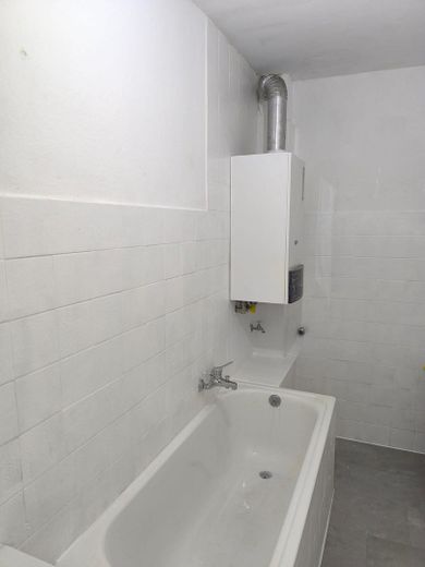 Schöne und renovierte 2,5-Zimmer Wohnung – Bad1