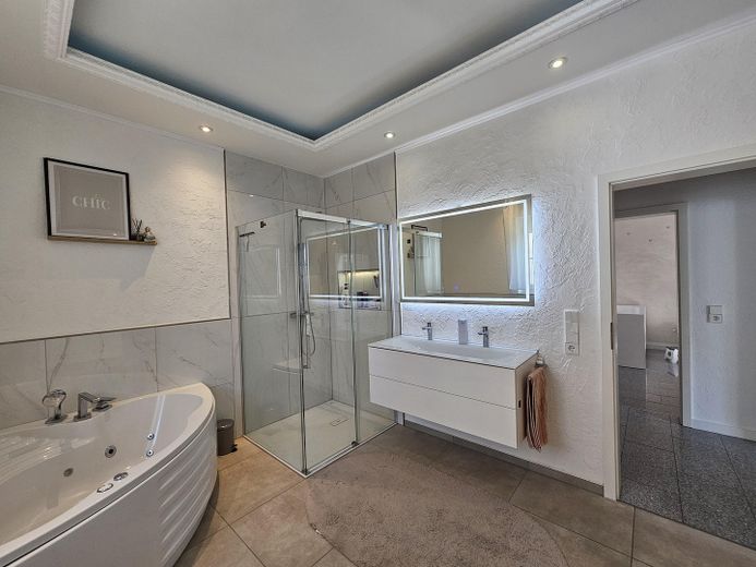 Bungalow premium senza provvigione | 180 m² | Potenziale di ampliamento | Doppio garage | Posizione tranquilla – 17 Bad