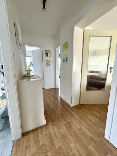 Geräumige 4-Zimmer-Wohnung mit Balkon in gepflegtem Mehrfamilienhaus – Flur 2