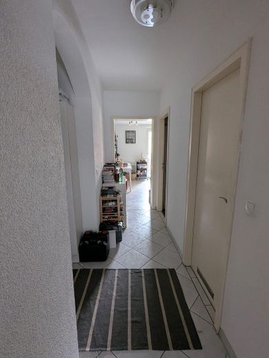 Flur mit Blick auf Küche
