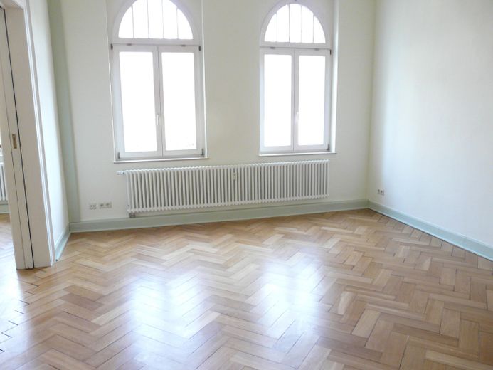 Wunderschöne großräumige 4 Raum Wohnung + Kamin & direkter Zugang zum Garten direkt am Schloßpark – Teil vom Wohnzimmer
