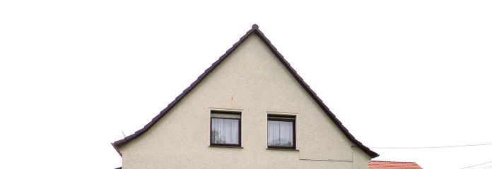 Sotto i 150.000 €: casa familiare di 131 m² con 4 camere da letto, 2 bagni e 2 garage – senza commissioni – Straßenansicht