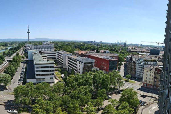 Stilvolles Wohnen mit Panoramablick – Frisch renoviert & komplett neu möbliert