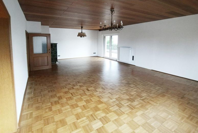 Appartamento ristrutturato con 3 locali (piano terra), cucina e terrazza esposta a sud, in posizione tranquilla a Kleinostheim – Wohnbereich / Kachelofen