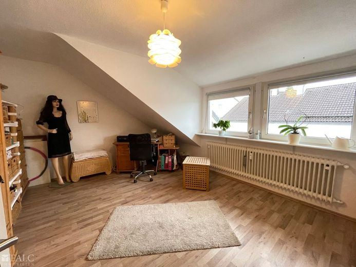 Attraktive, naturnahe Kapitalanlage mit riesigem Grundstück! – Schlafzimmer DG